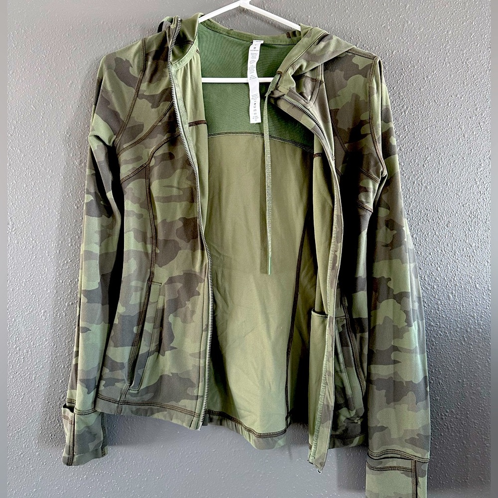 Army green lululemon lightweight jacket